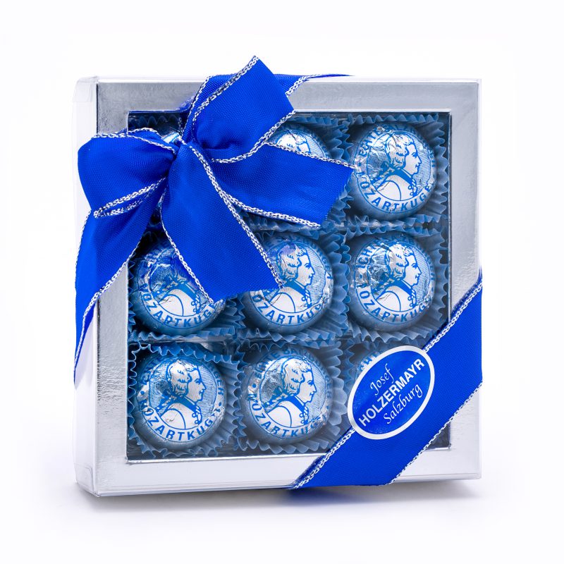 Pralinentheke mit handgemachten Salzburger Mozartkugeln und feinen Schokoladenspezialitäten